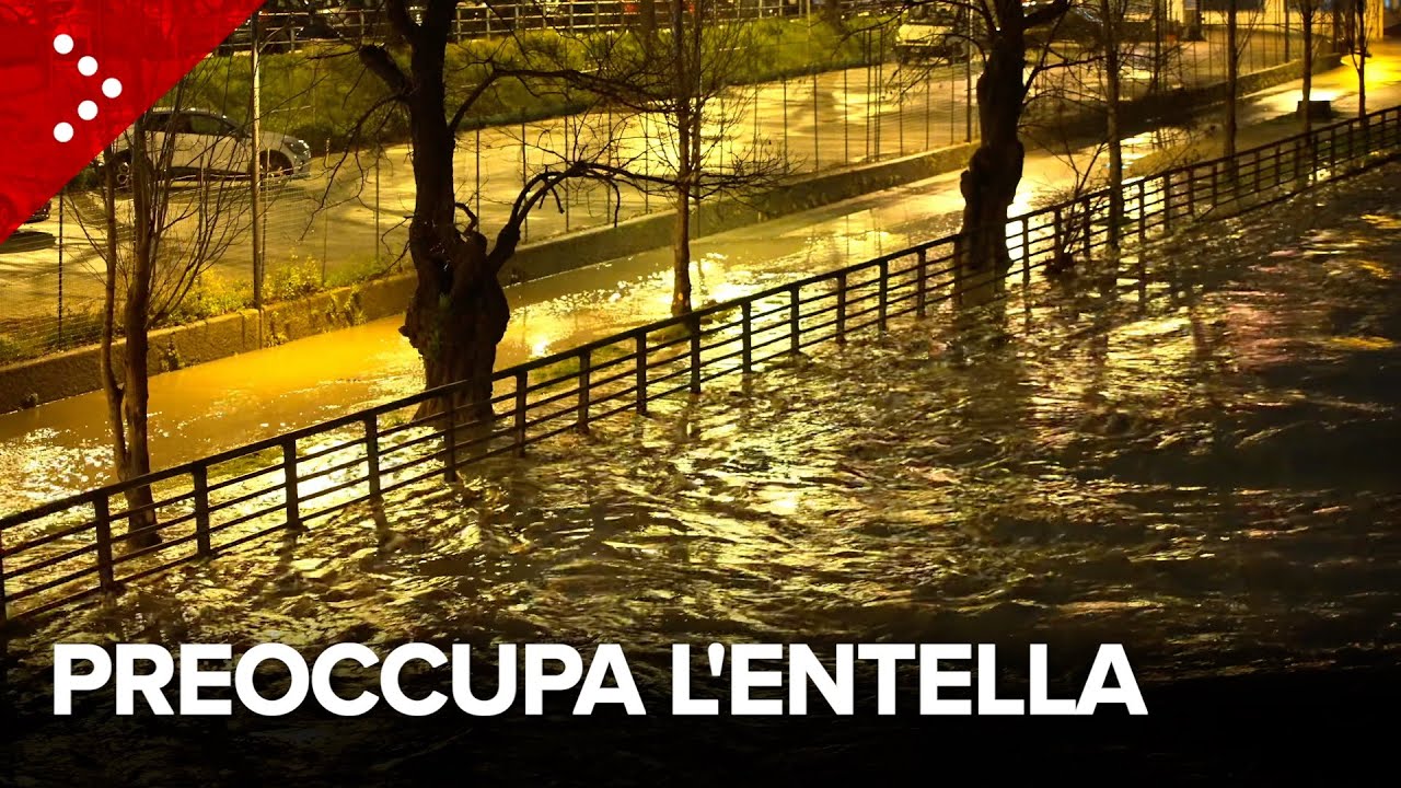 Maltempo, allerta rossa sulla Liguria di levante: a Chiavari inizia a esondare l'Entella