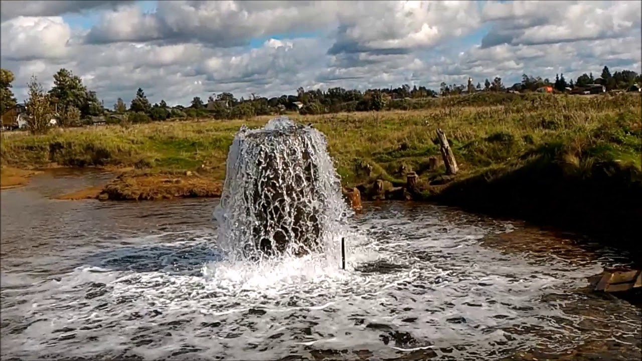 Целебные воды г. Старая Русса. Минеральный природный источник в поле за городом Старая Русса.