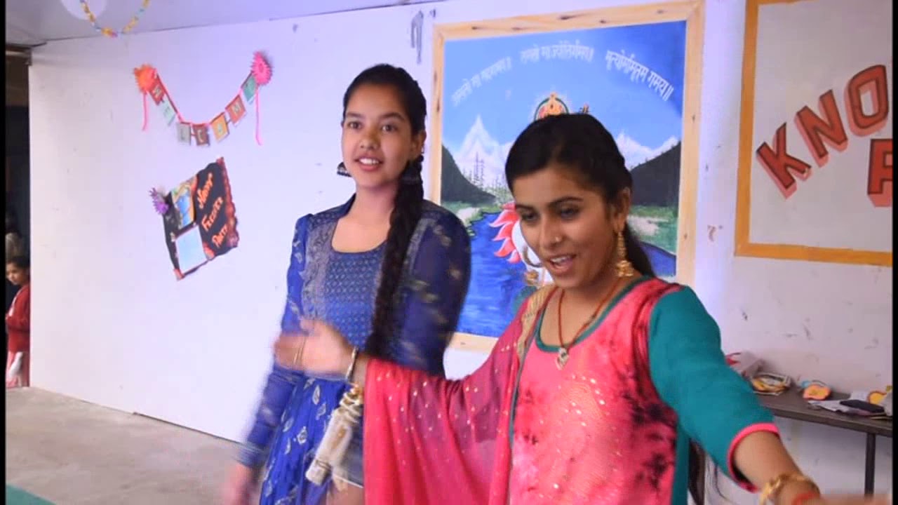 राजकीय कन्या वरिष्ठ माध्यमिक पाठशाला सुलतानपुर में फ्रेशर पार्टी की धूम,    छात्राओं ने कुल्लुवी नाट