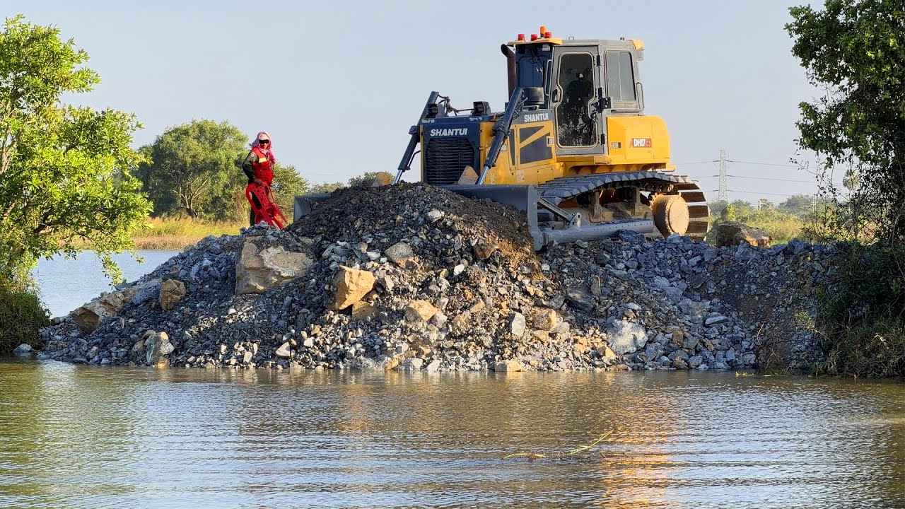 Amazing! ! The project of throwing large rocks into the lake to make a road