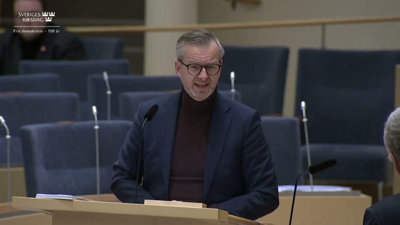 SD kräver sänkning av skatten på drivmedel - Thomas Morell mot Mikael Damberg - 6kr billigare i DK
