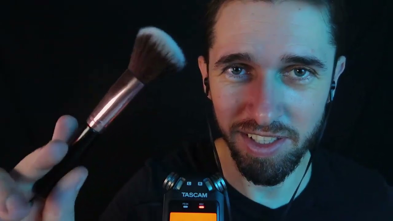 ASMR ➡️ Carinho lento com sussurros no seu ouvido