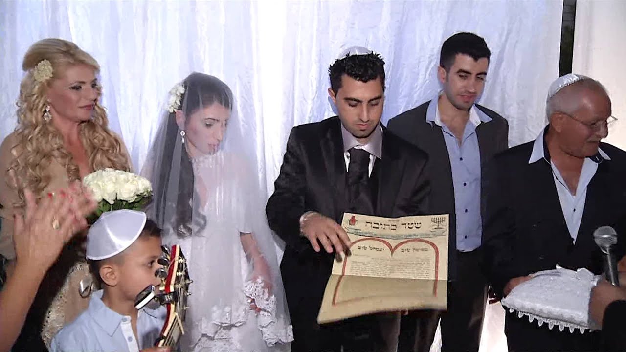 הרב המזמר דוד חיון עם יהודה קיסר בחופה של סימה ועידן