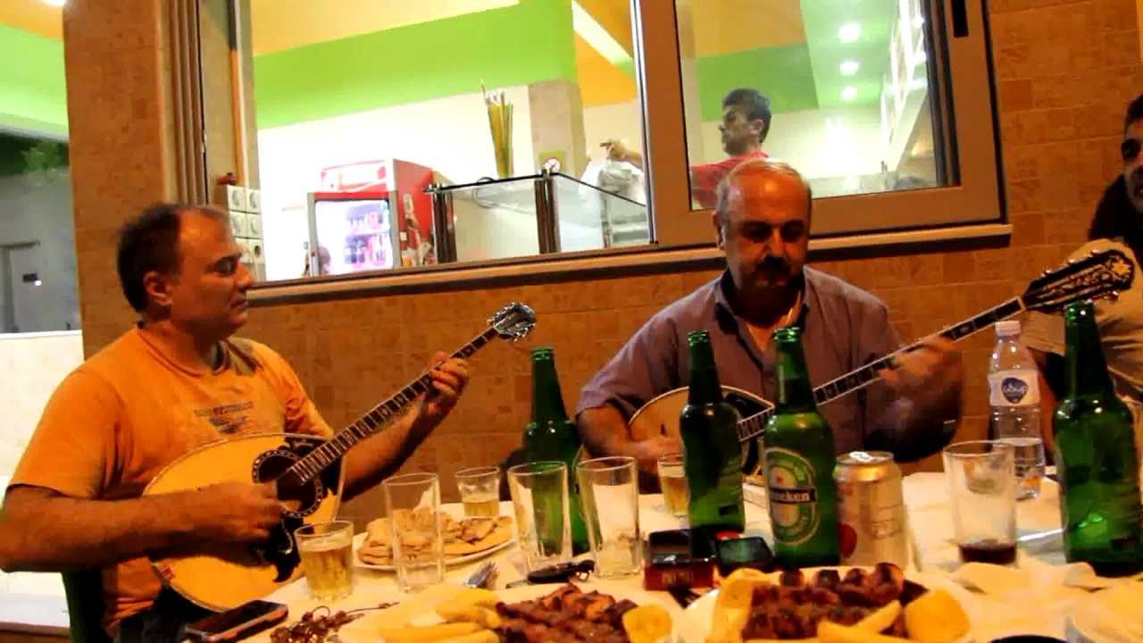 Μια βραδιά στο εργαστήριο του Γιάννη Καρβούνη