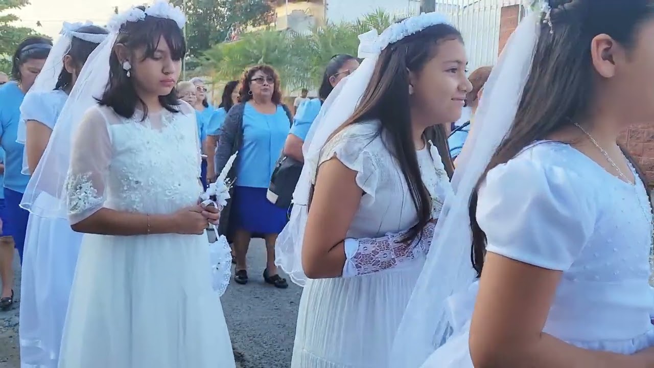 Primeras Comuniones: Procesión hacia Templo Parroquial. 7\Dic\2025. 