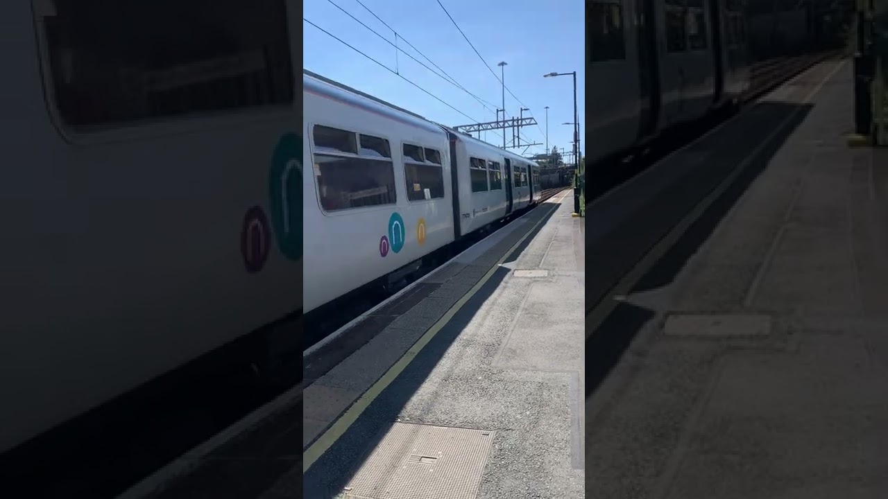 Class 319 departing Broad Green