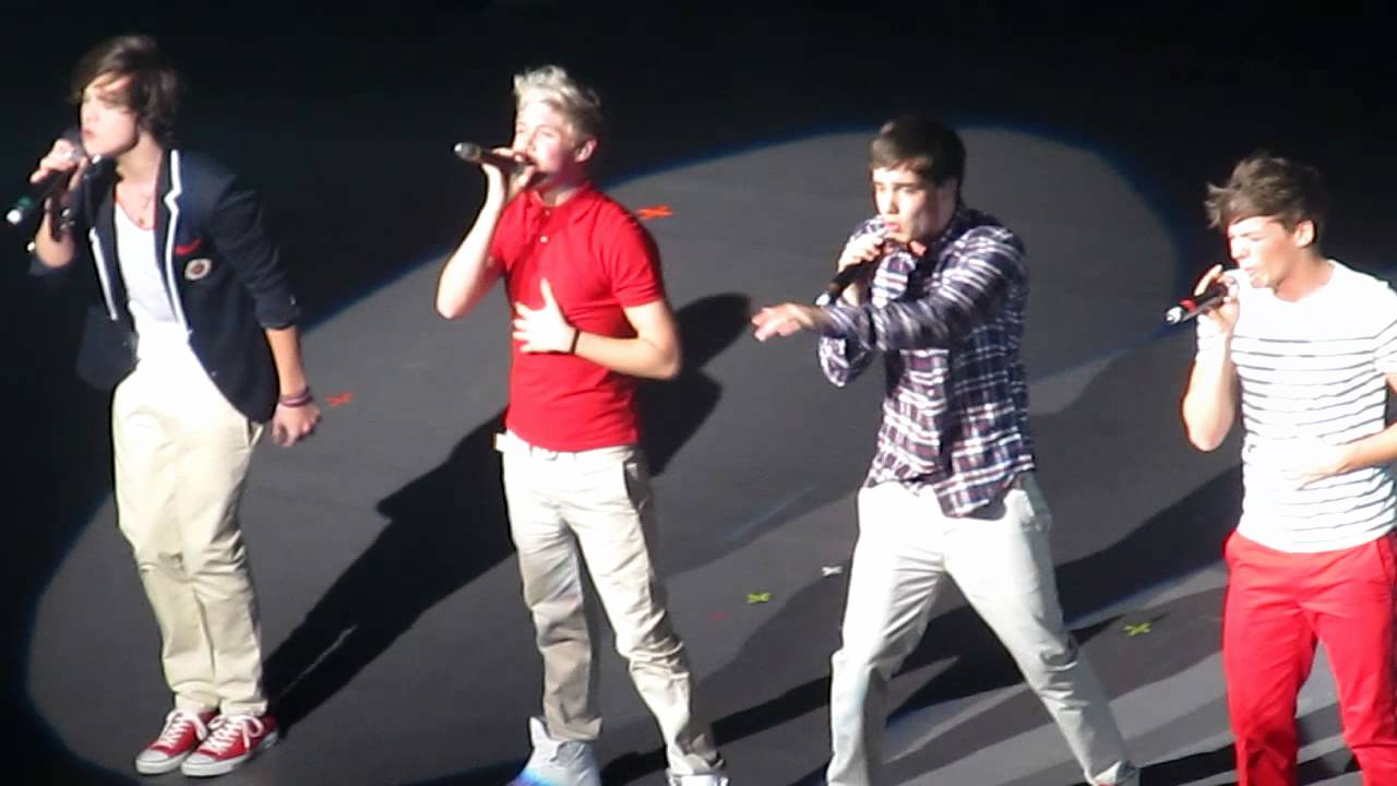 One Direction (Without Zayn) - What Makes You Beautiful (Foxwoods 3-1-12)