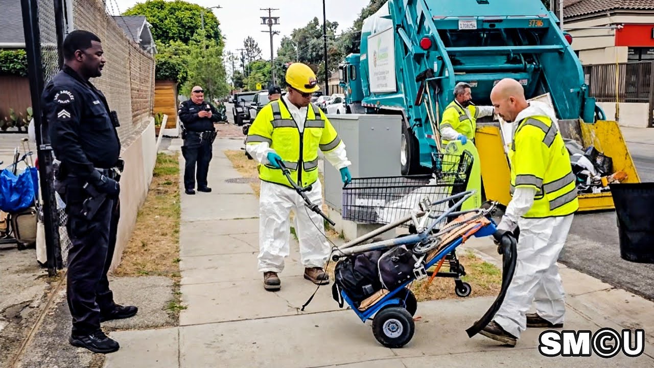 𝗘𝗩𝗘𝗥𝗬𝗧𝗛𝗜𝗡𝗚 𝗕𝗨𝗧 𝗧𝗛𝗘 𝗞𝗜𝗧𝗖𝗛𝗘𝗡 𝗦𝗜𝗡𝗞? Nope—Venice Cleanup Hauls That Too