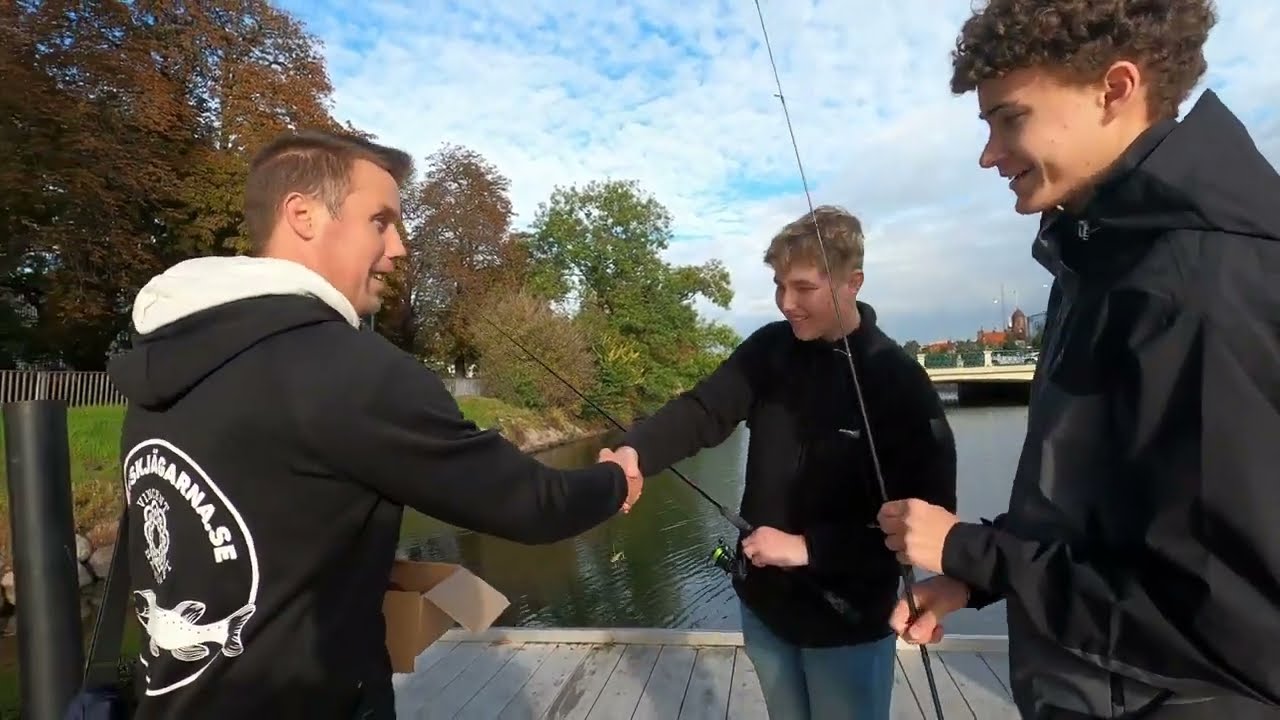 Delar ut våra Fatneck  gratis till random fiskare längs med Malmö kanal!