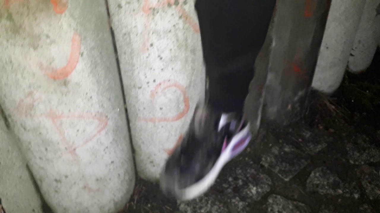 She destroy nike air max 2