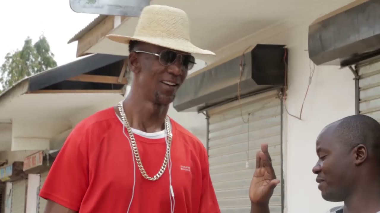 The Giant Julius Charles: Mtanzania anayevaa viatu vya 'size' 18