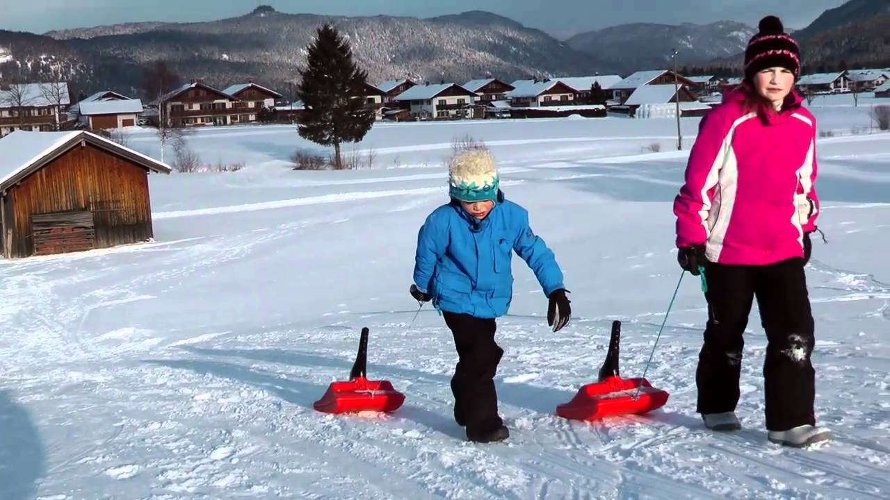 Schlittenfahren am Bärnbichl in Krün