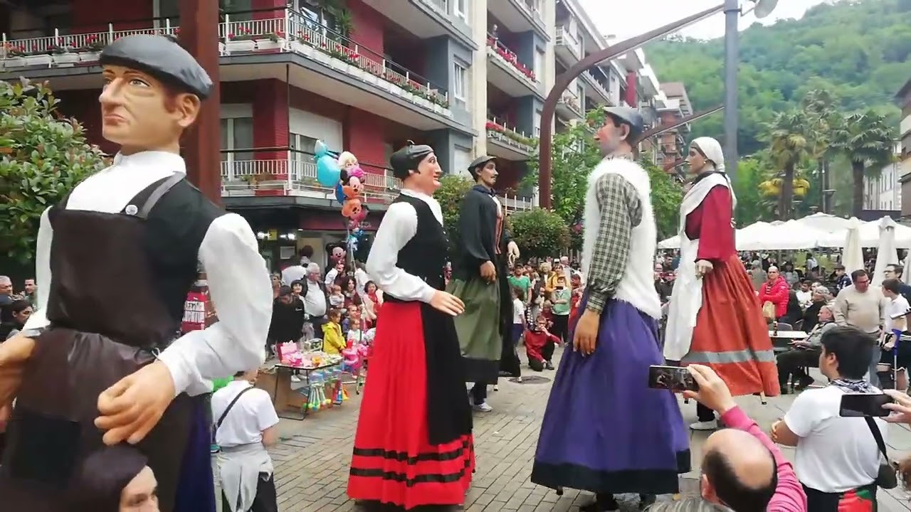 Gigantada de Bergara(Bergara, Torrejon de Ardoz,Kietb, Markina y Oñati) por la tarde