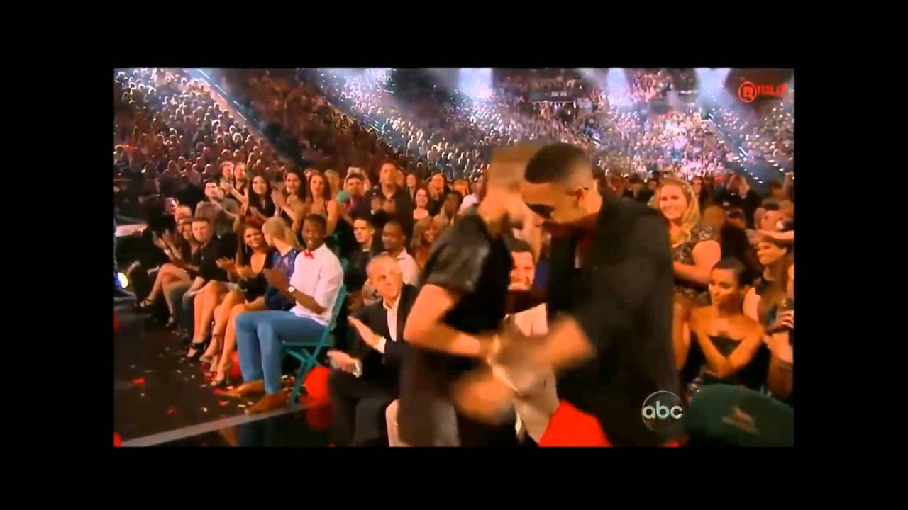 Justin Bieber & Selena Gomez(Jelena) _ Love him was red