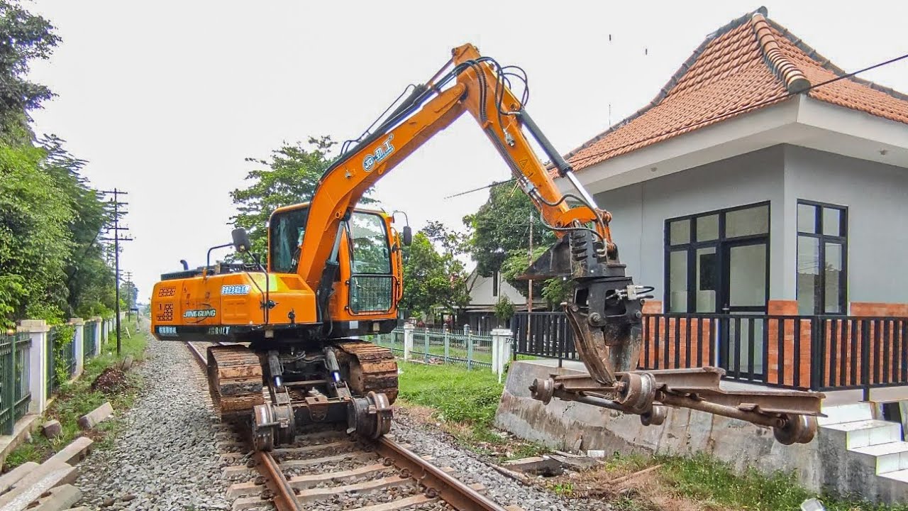 Aksi Alat Berat Proyek Berjalan di Jalur Kereta Api untuk Pembersihan Bantalan Lama #keretaapi 
