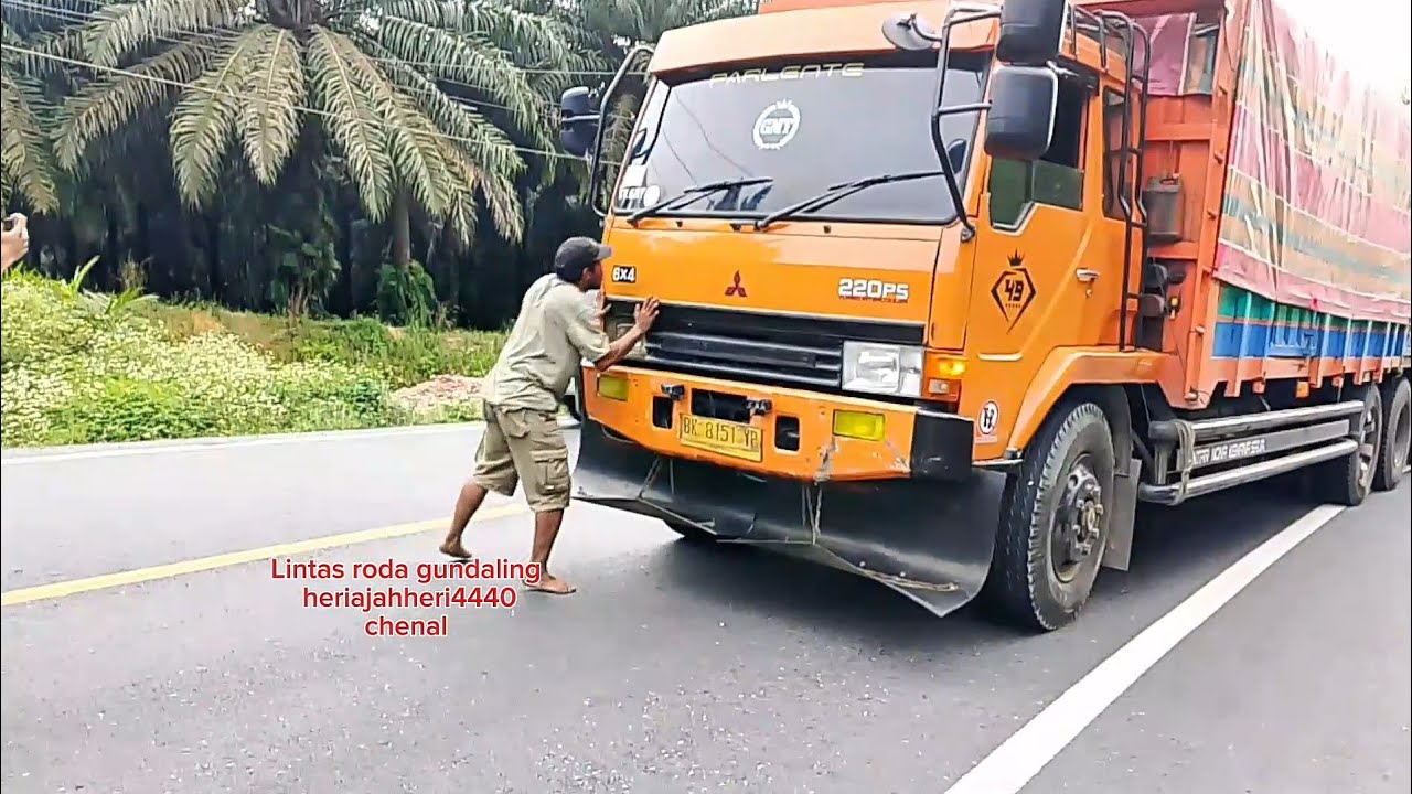 Bang Tampu Berterimakasih Sampai Mencium Truk HD yang Mau Membantu Menarik Tru Foso 