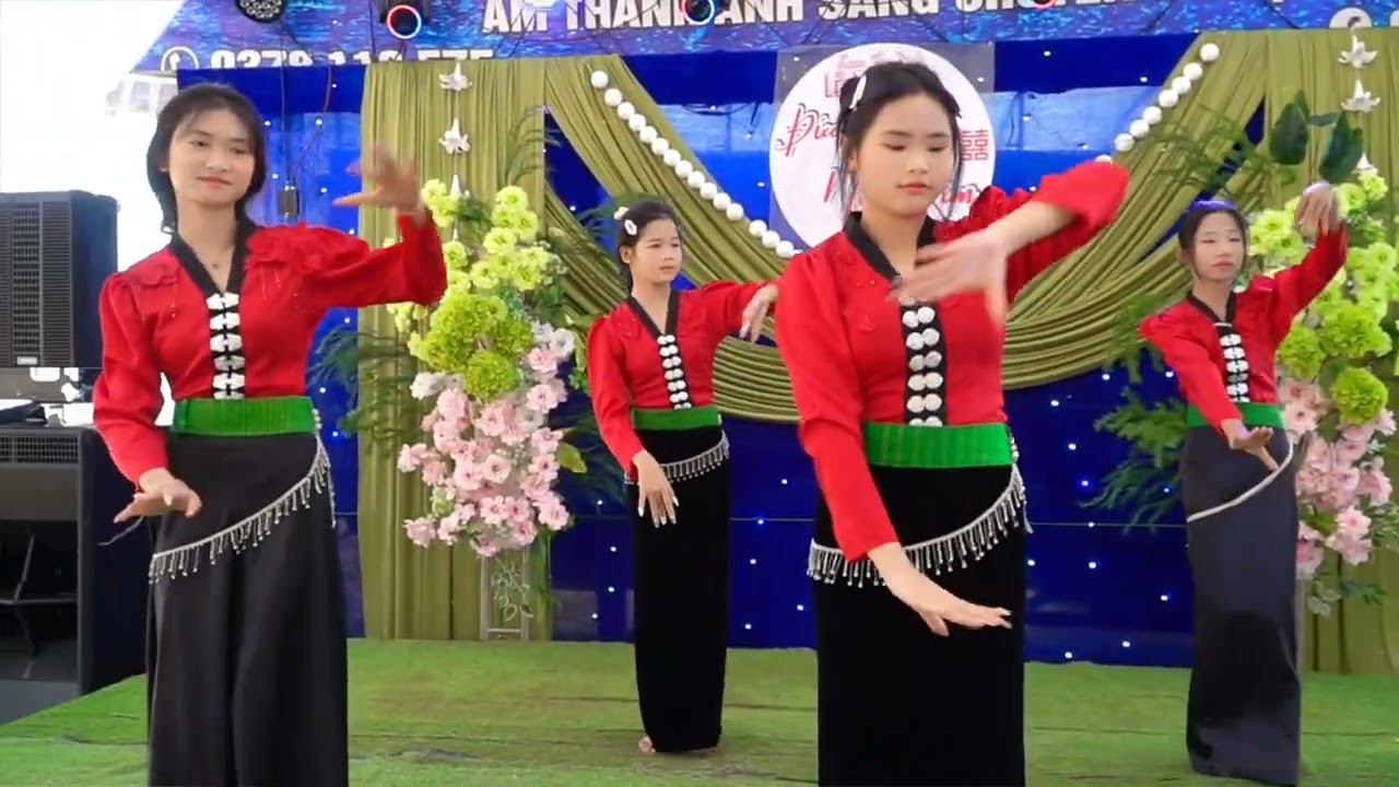MÚA TRONG NGÀY LỄ VU QUY CÔ DÂU: NGỌC KIM VÀ CHÚ RỂ: ĐỨC NGHIỆP- BẢN LÓT MĂN- XÃ MƯỜNG KHIÊNG.