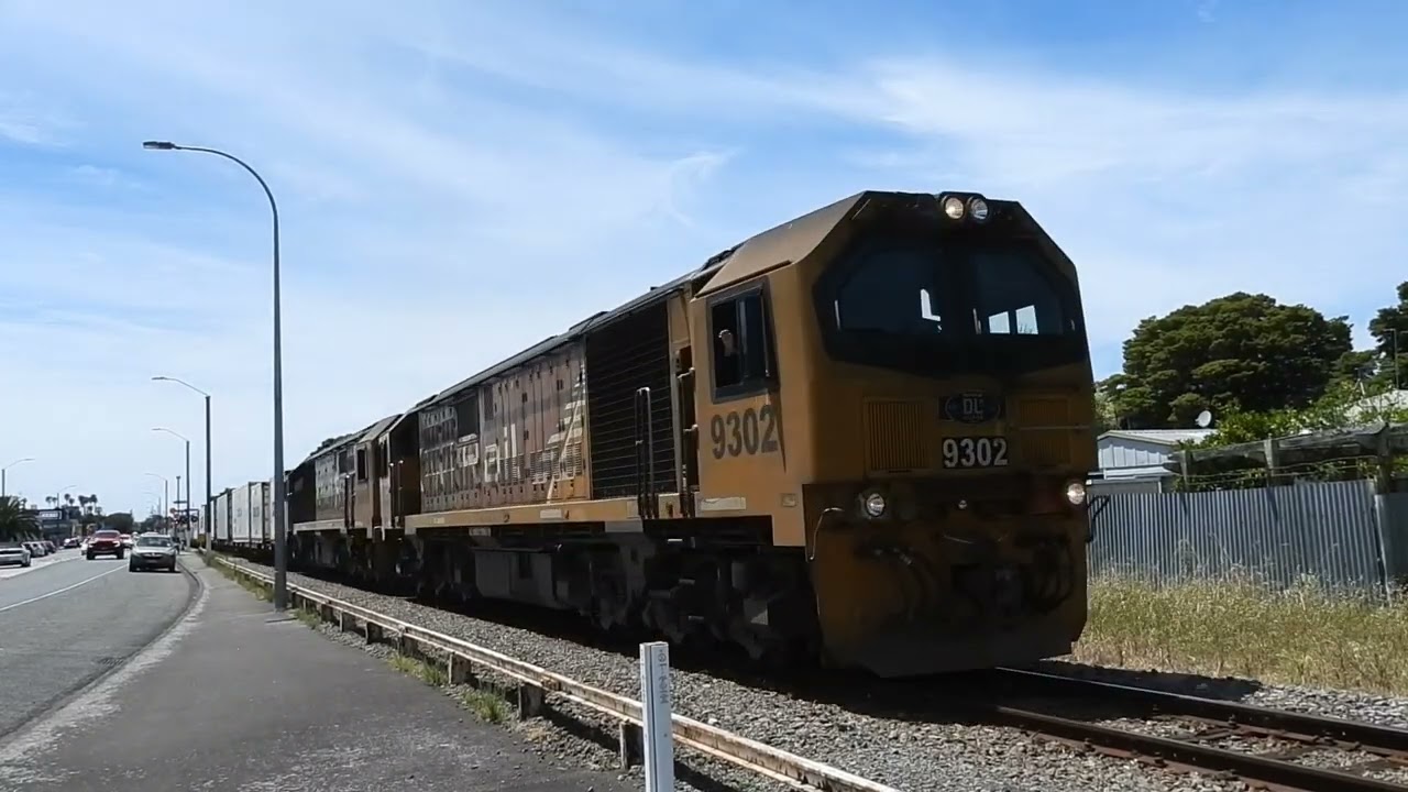 DLs 9302 & 9400 with train 620 going through Kilometer post 179