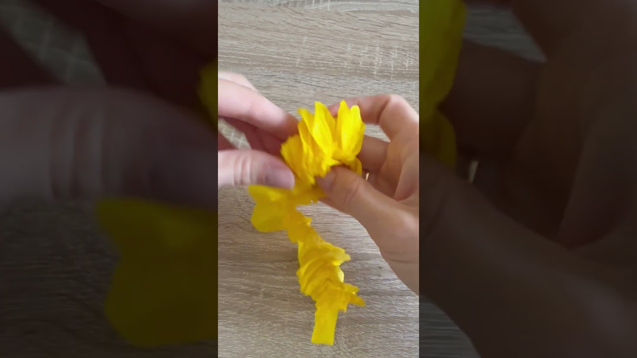 Easy crepe paper flower made with different crepe paper material. #crepepaper #paperinspiration