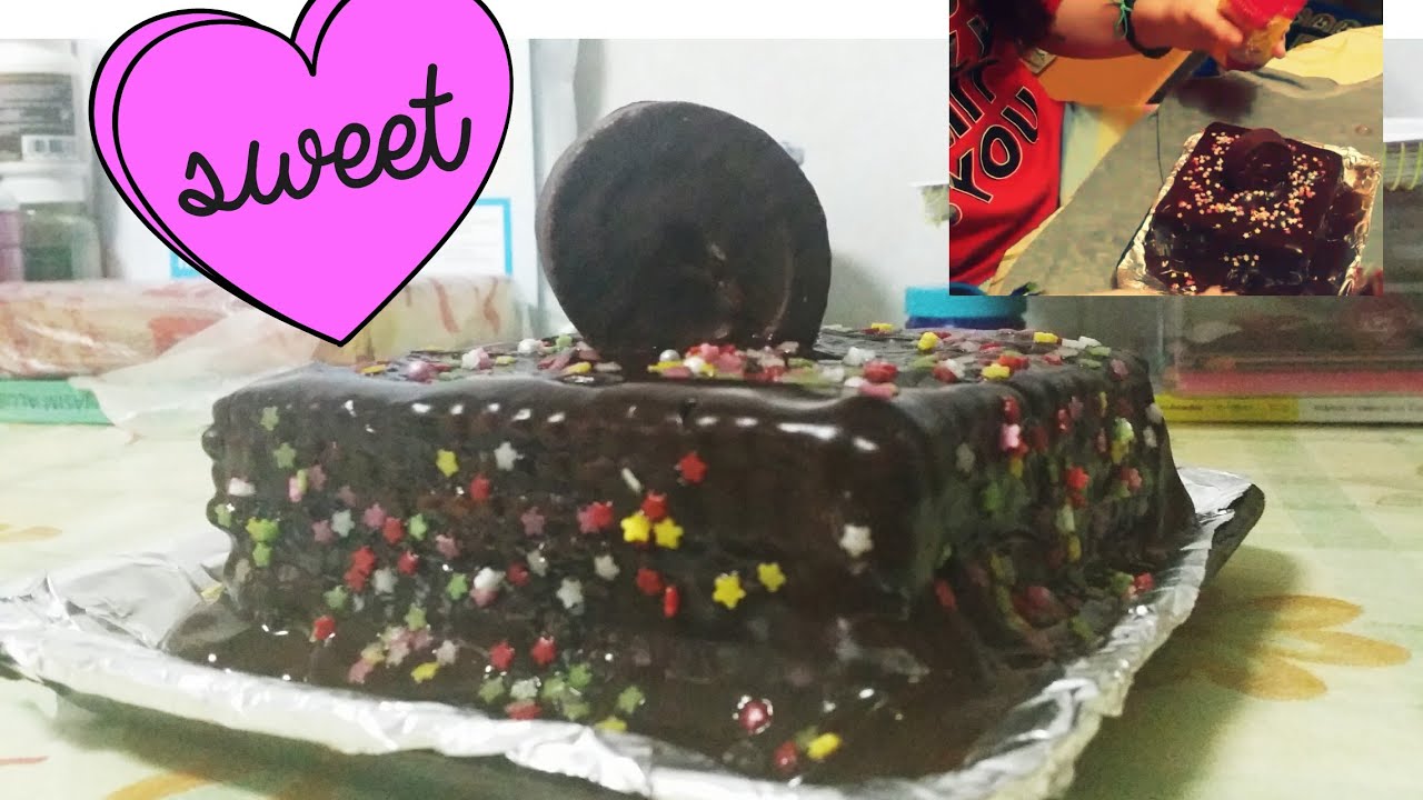 Tarta de galleta con chocolate y phoskitos. Tarta f&aacute;cil y divertida para hacer con ni&ntilde;os