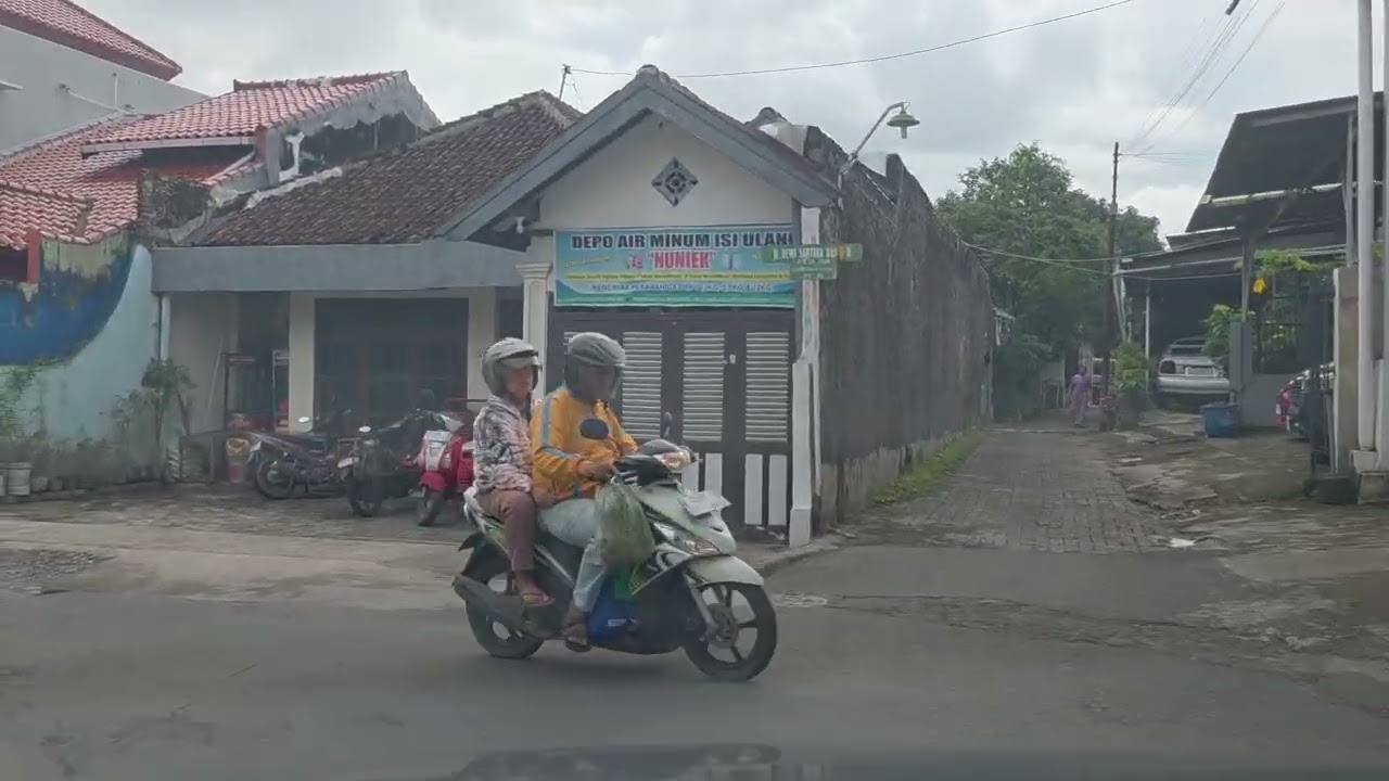Jalan alternatif dari Mayaran Gunung Pati ke arah Jl.  Dewi Sartika, yaitu Sampangan Gunung Pati