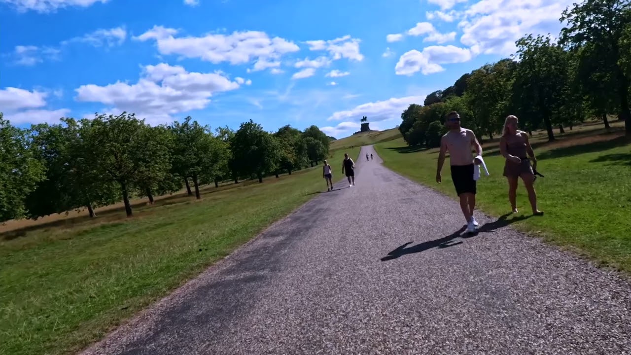 Walking the Long Walk: A Royal Pathway to Windsor Castle’s Hidden Wonders! 🌳🏰