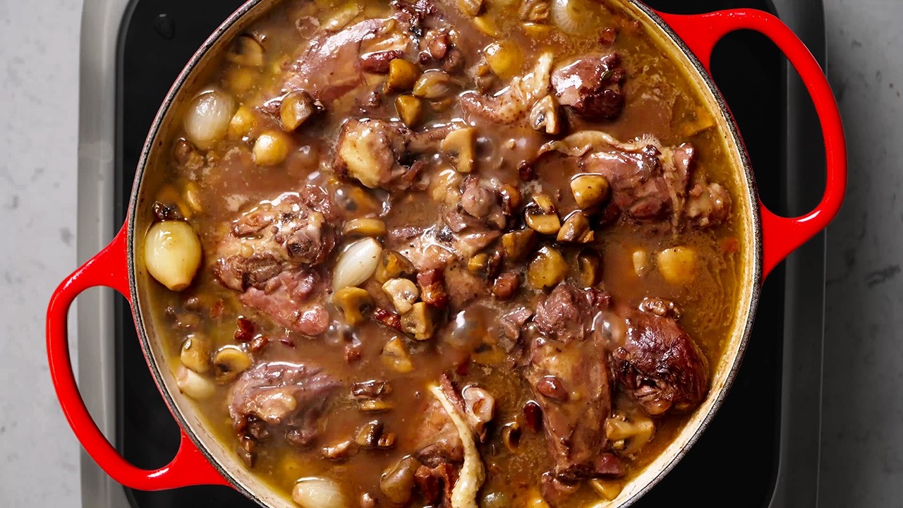 Coq au Vin — Классическое французское блюдо из курицы в красном вине.