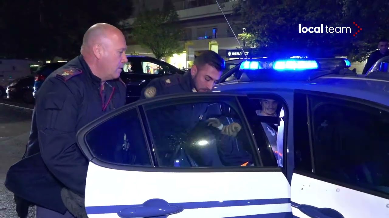 Roma, protesta Ultima Generazione: la polizia porta in caserma gli attivisti