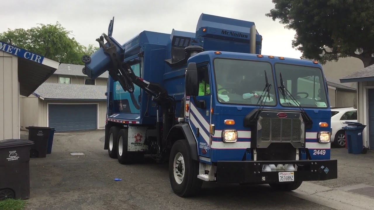 Republic Services | Peterbilt 520 McNeilus Autoreach Garbage Truck (#2449)
