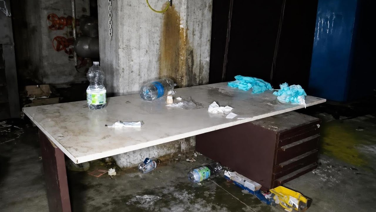 Troviamo un covo di tossici nei sotterranei della fabbrica abbandonata 