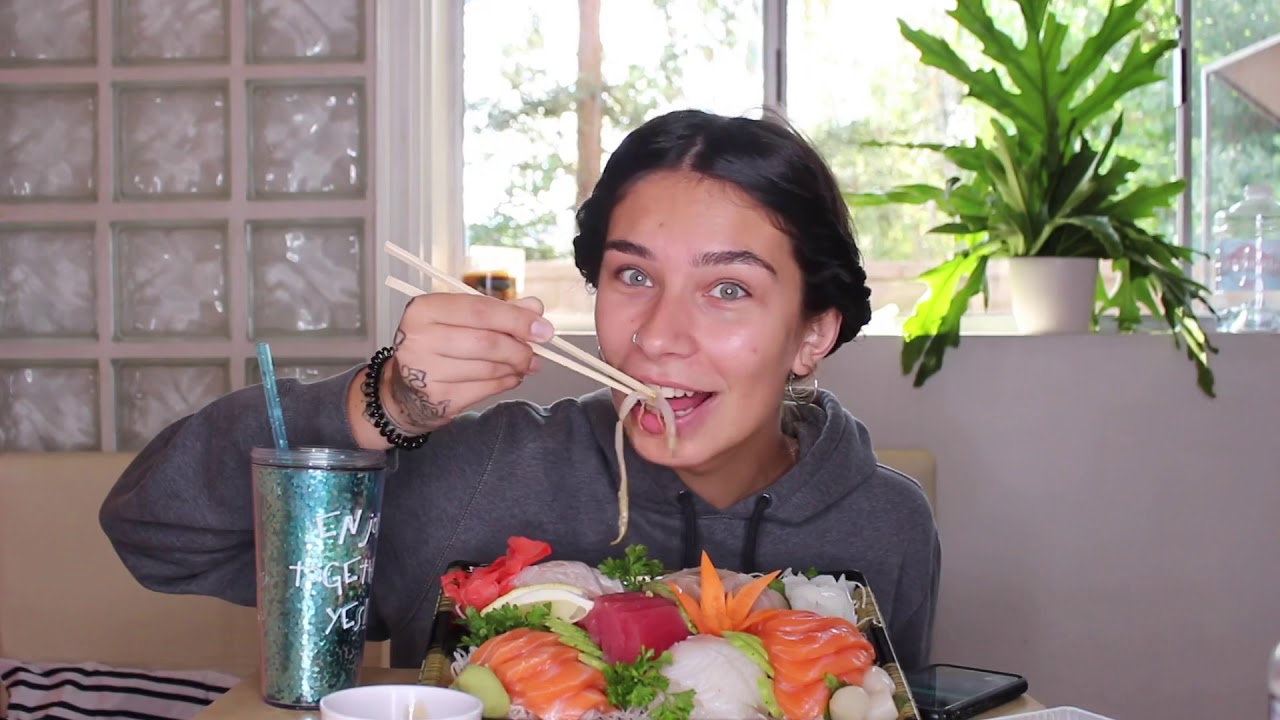 МУКБАНГ🍣 ЕМ СЫРУЮ РЫБУ? Отвечаю на вопросы