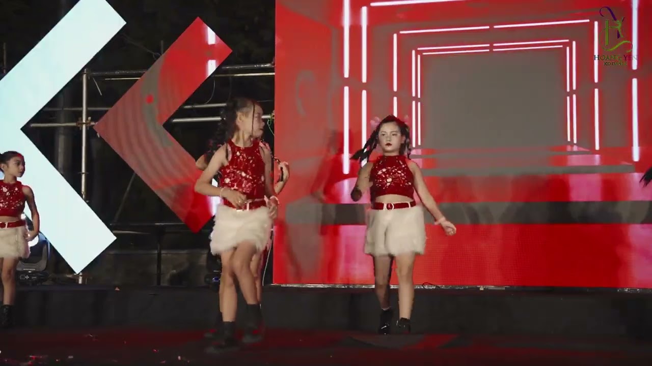 Magic in the air Waka Waka   Hoàng Yến Kid Dance 1