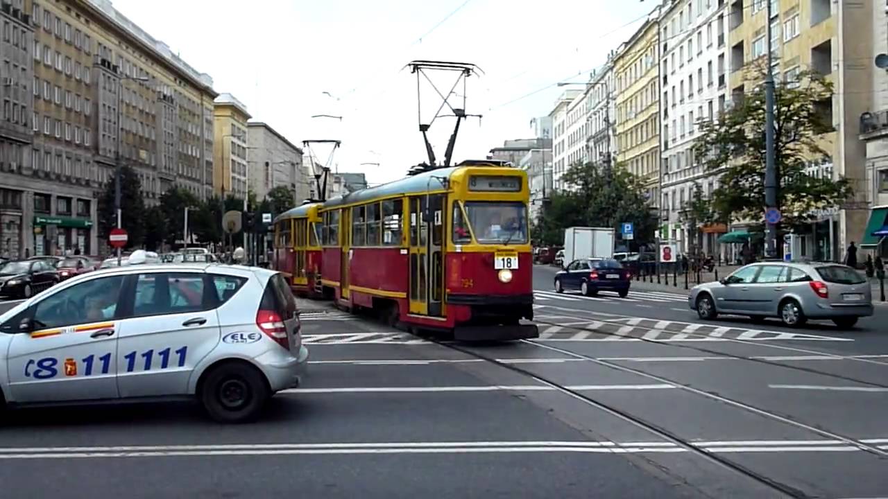 Tramwaj 18, Konstal 13N wjezdza w Plac Konstytucji i dzwoni