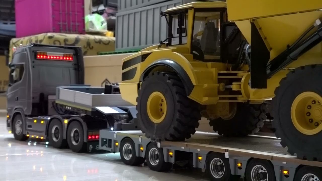 A45G挑戰上下2+5軸板台 770S拖運（Loading and Unloading a  A45G from 2+5 semi low loader）
