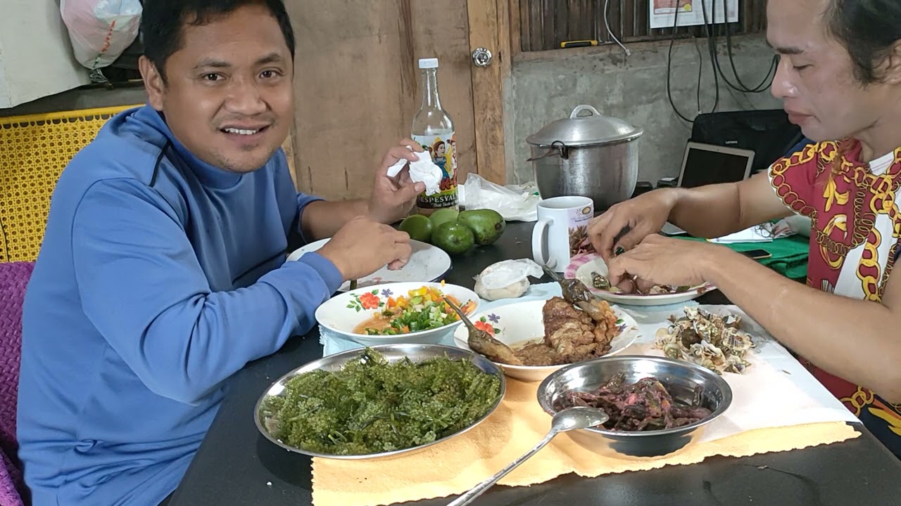 KAINAN NA LUTO NA ANG AKING NILUTONG ULAM GUTOM NA ANG MGA BAYOT HAHAHA