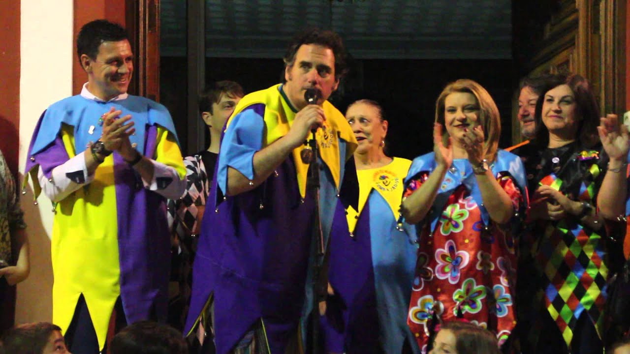 Terele Pávez y Carolo Ruiz dirigiéndose a los alhameños en los Mayos de 2014 de Alhama de Murcia