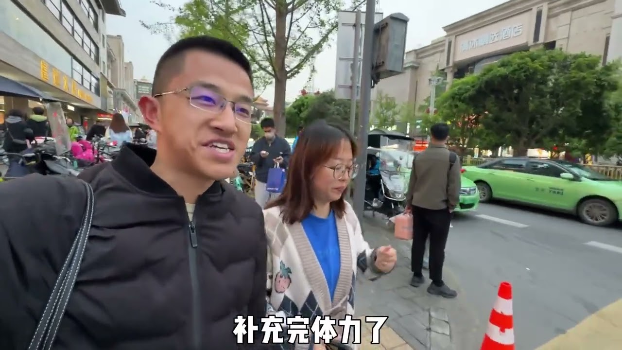西安之行第二天：带媳妇吃小吃，逛大唐不夜城，俩人逛街停不下来 #地方美食 #不夜城 #钟楼