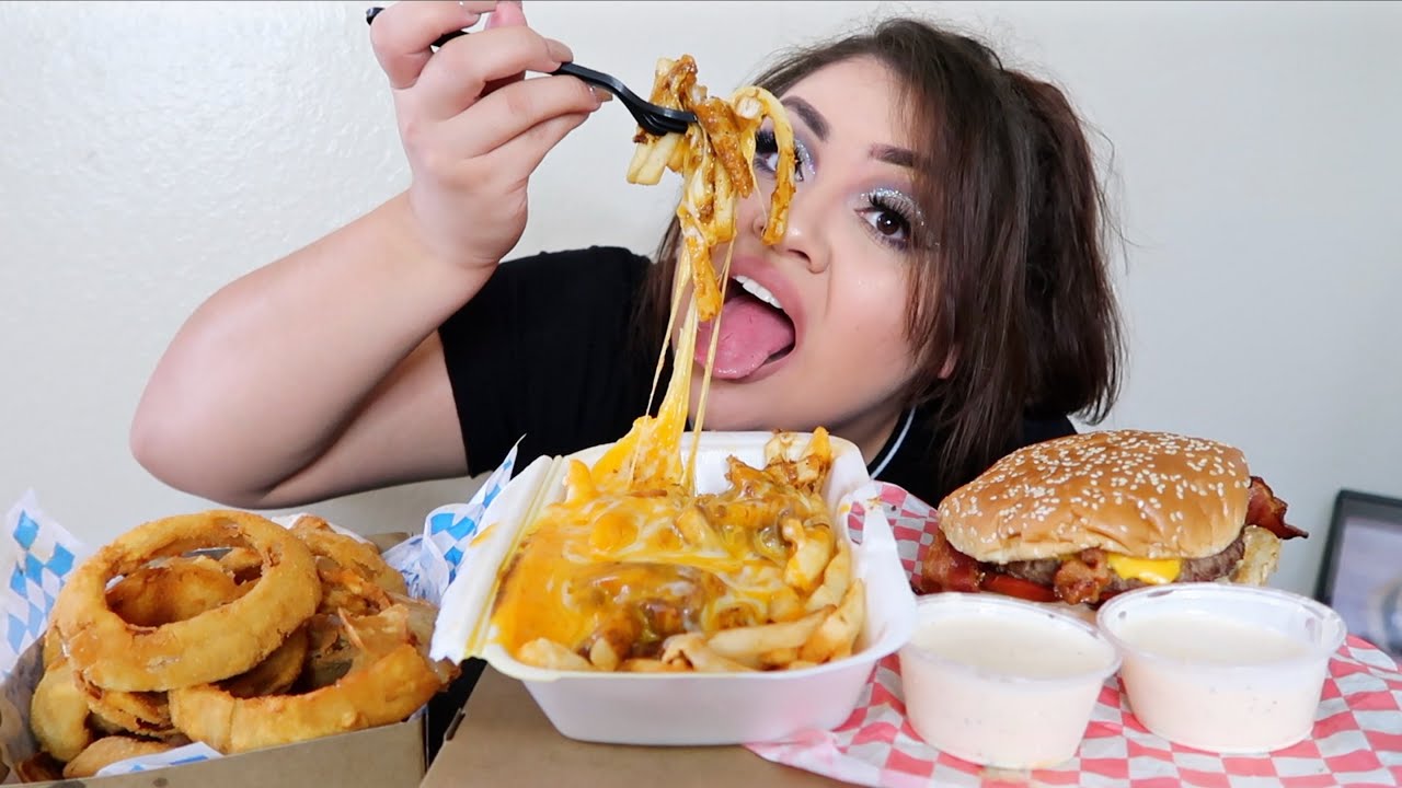 CRUNCHY ONION RINGS + CHEESY Chili Cheese Fries & Bacon Cheeseburger Mukbang / Eating Show