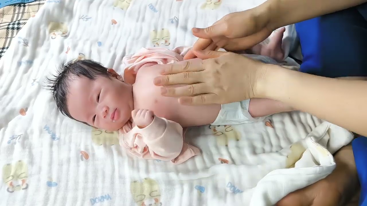 Massage đúng cách, gúp bé giảm khóc đêm, ba mẹ thử nhé. #vuthuy_happymom