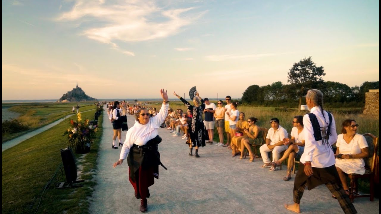 DÉFILÉ INTERGÉNÉRATIONNEL // FUTURE COLLECTIVE PRÉSENTE AMOUR COLLECTIVE AU MONT ST MICHEL