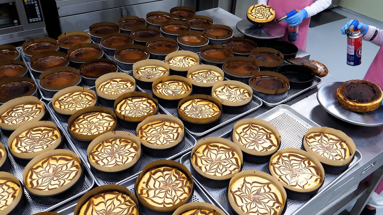 массовое производство торта! приготовление баскского обожженного чизкейка - Корейская уличная еда