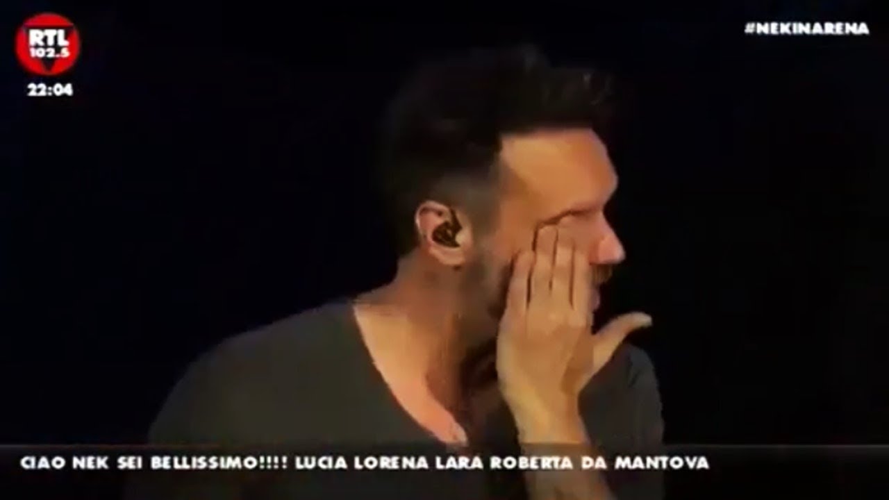 Nek (Filippo Neviani) piange di emozione nel suo concerto all'Arena di Verona