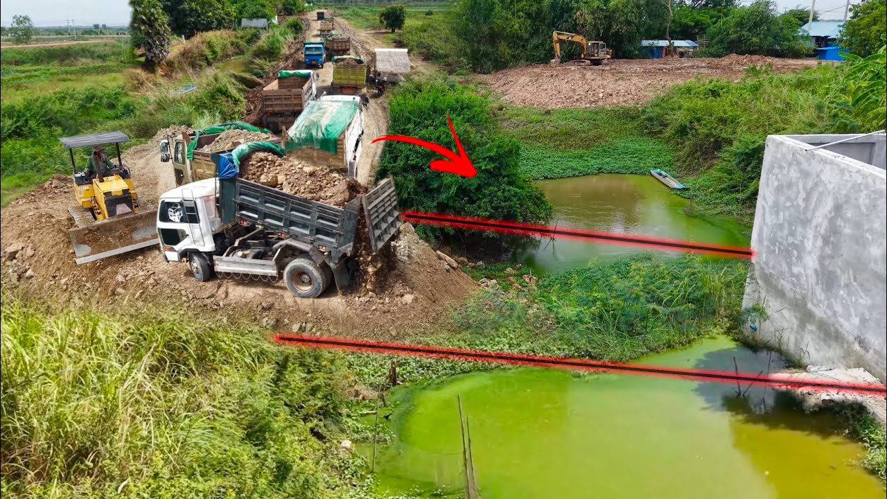 Komatsu D31P bulldozer Loading Rock builds a Road with 5Ton DumpTrucks!
