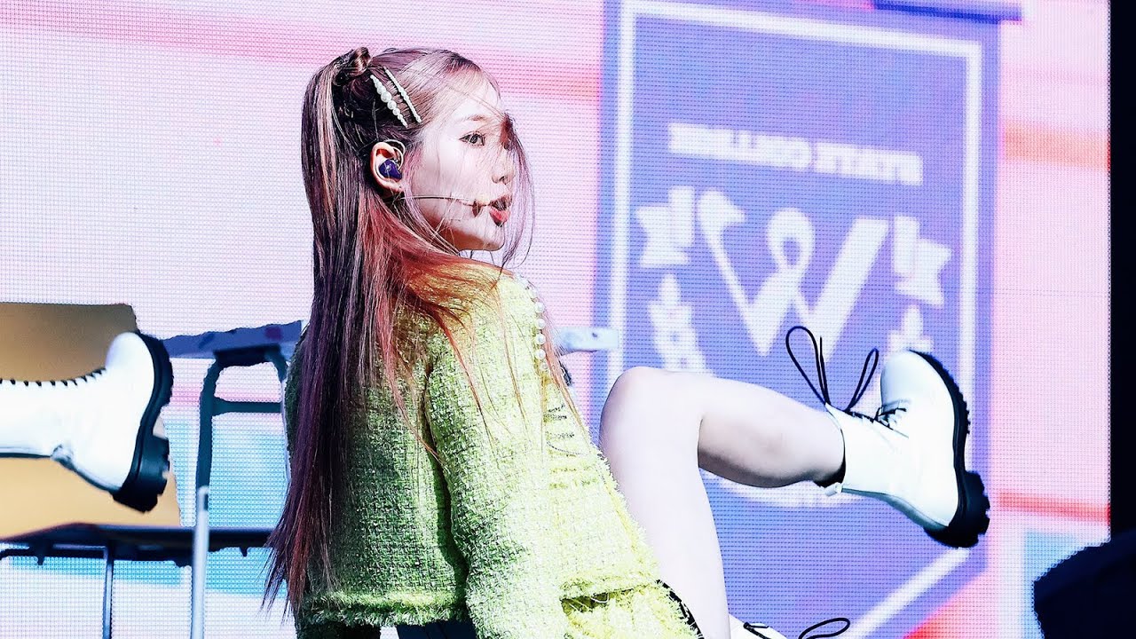 [4K] 231101 위클리 수진 직캠 WEEEKLY soojin VROOM VROOM fancam.