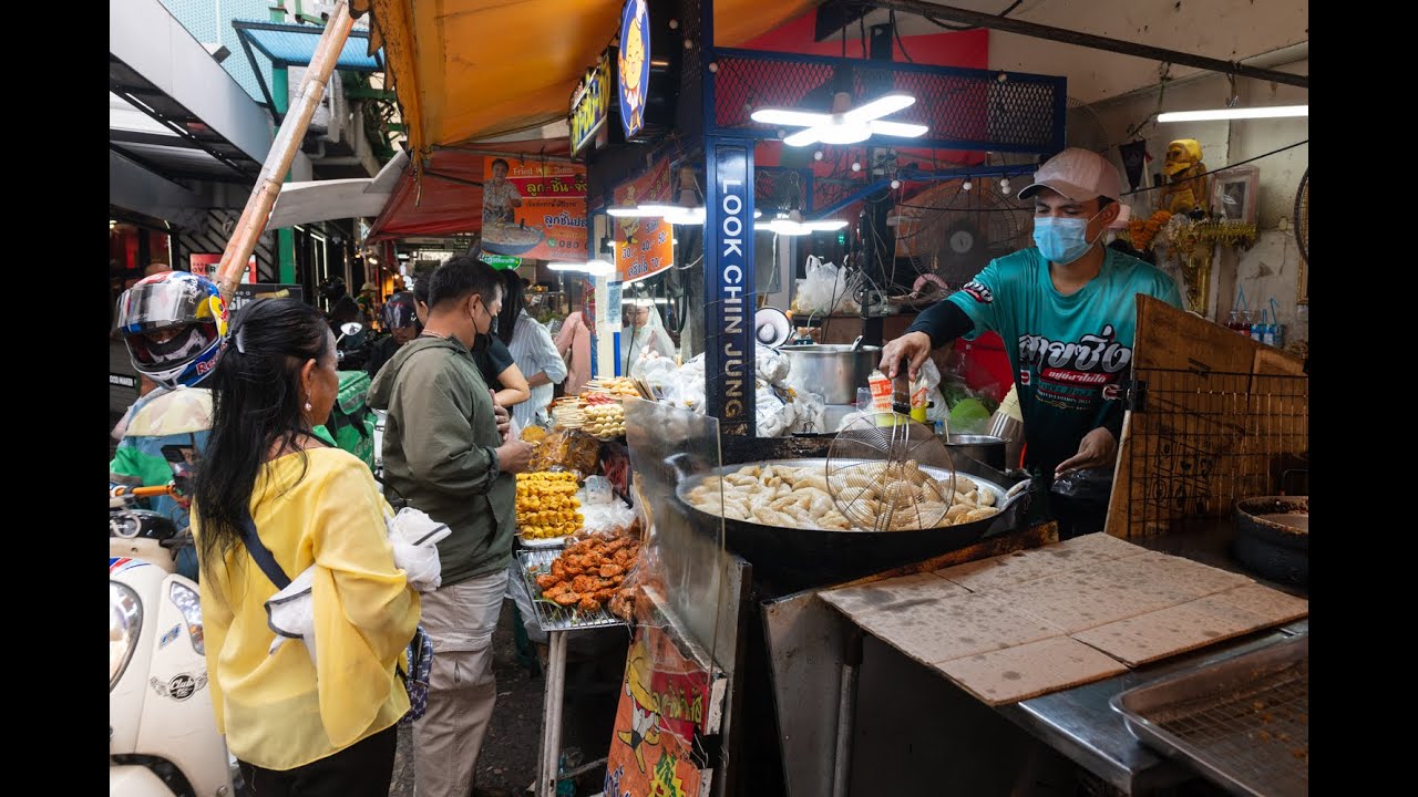 [4K] Walking tour through the bustling Wang Lang Market the most beloved food and shopping district