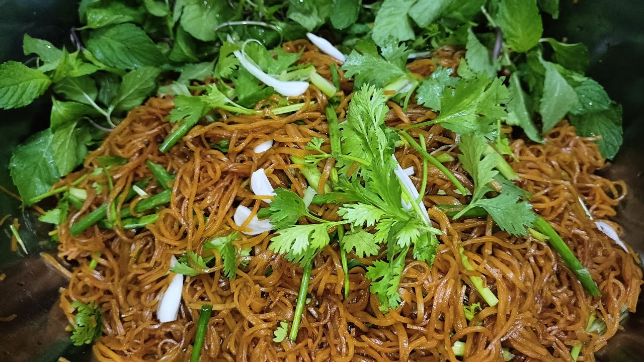 ຂົ້ວມີ່ແບບລາວເຮົາ /ผัดหมี่แบบลาว ขั้วหมี่แบบลาว หรือผัดเส้นก๋วยเตี๋ยวนั้นเอง เด็กกินได้ผู้ใหญ่กินดี