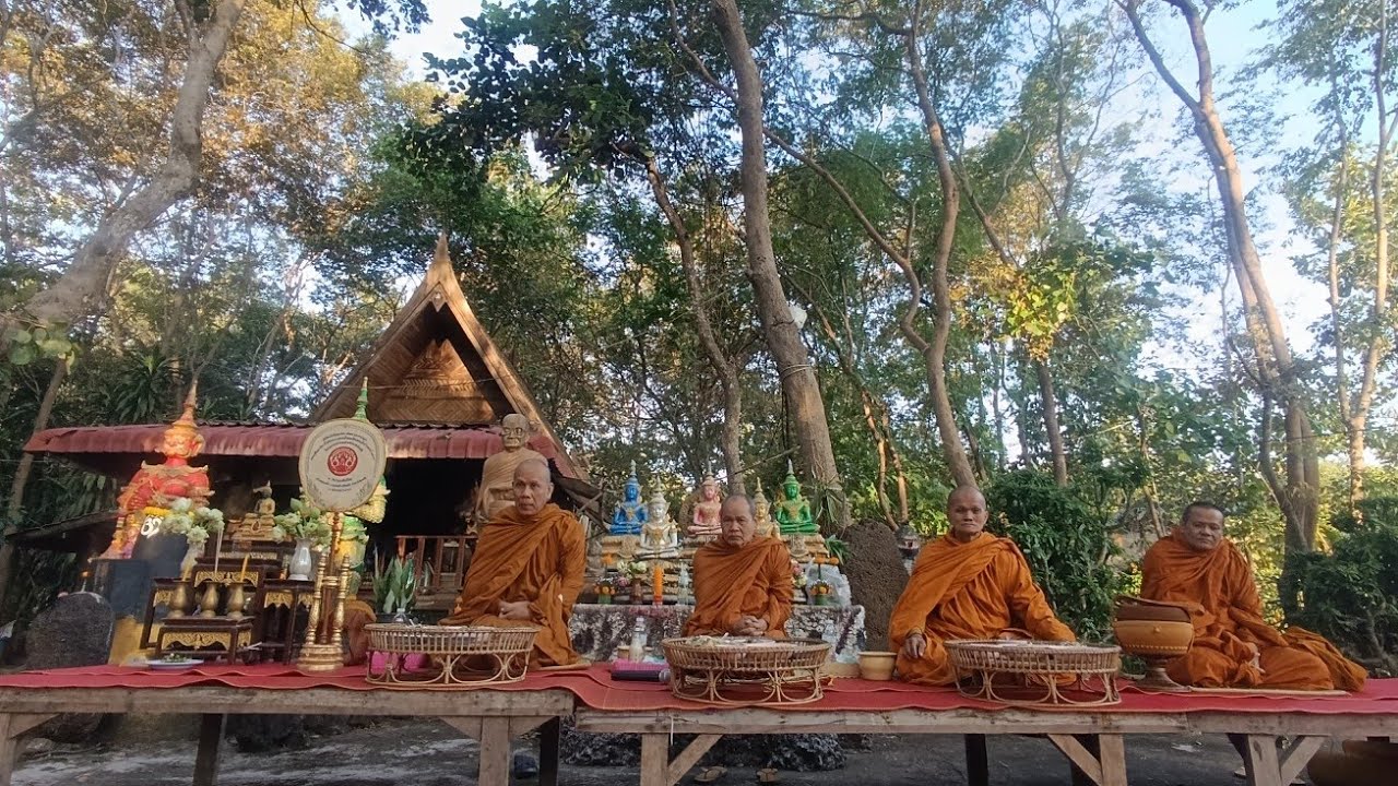ถวายภัตตาหารที่สำนักดาบส 
