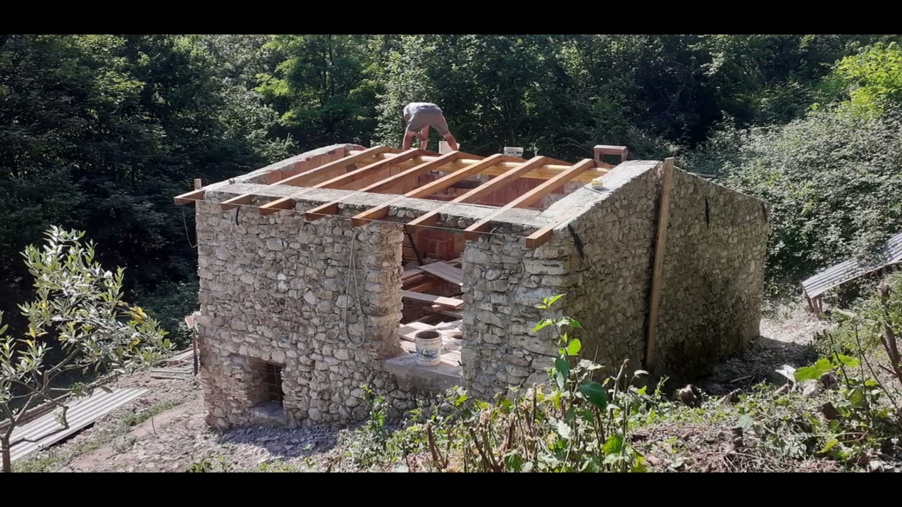 #4 Continuano i lavori ricostruzione della baita