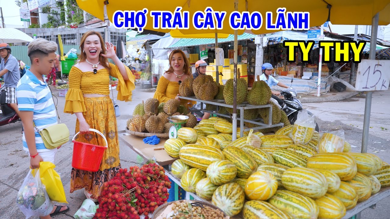 Ty Thy đại n&aacute;o chợ Cao L&atilde;nh gặp nhiều sạp tr&aacute;i c&acirc;y miền T&acirc;y tươi ngon - Ty Thy Vlog Gỏi đu đủ