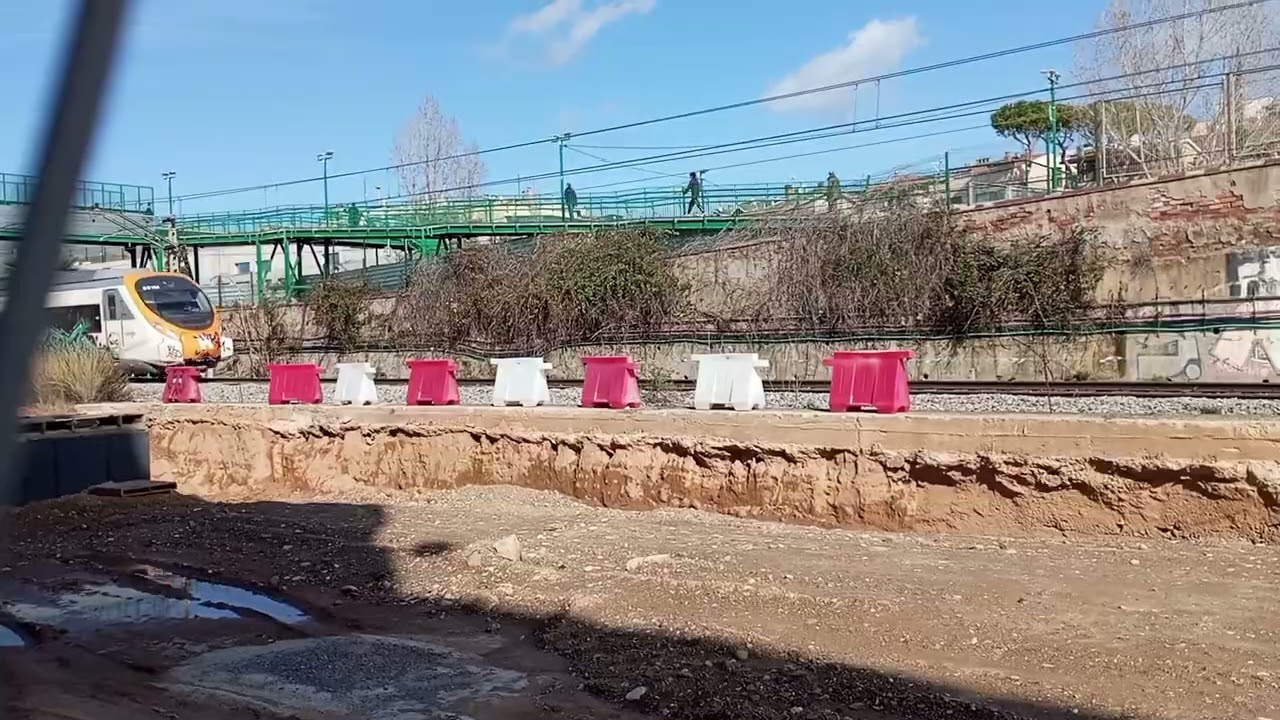 Trenes de Rodalies de Catalunya Civia 465 linea R4 por Sant Feliu